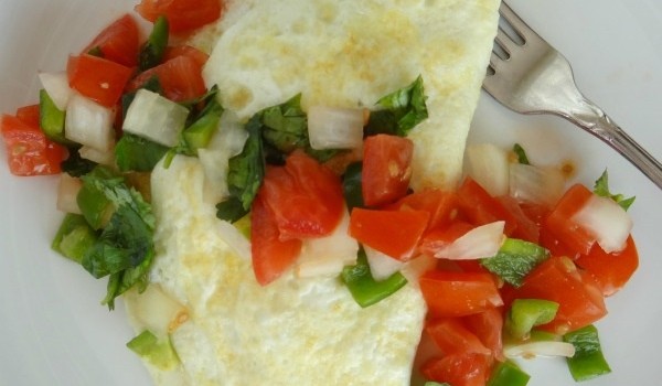 Avocado and Bacon Egg White Omelette Recipe with Homemade Pico de Gallo!